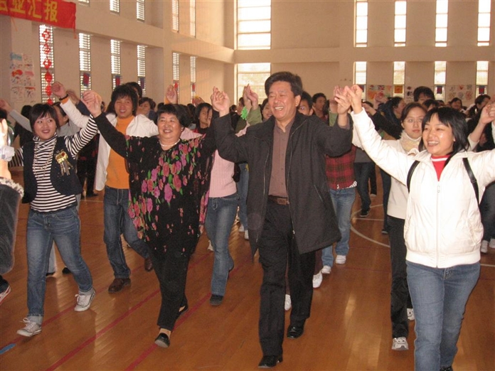 星海音樂學院院長唐永葆與師生共舞.jpg