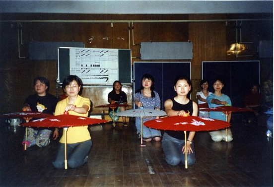 2000-2001年第6屆結(jié)業(yè)式表演《傘》.jpg