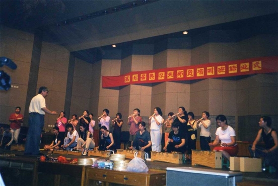 2001-2002年第7屆培訓(xùn)班結(jié)業(yè)式表演《豎笛與音條樂器合奏》.jpg