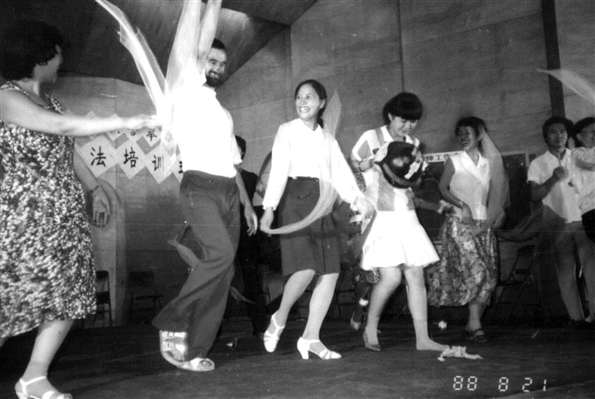 1988年北京班結業式與庫巴斯教授共舞.jpg