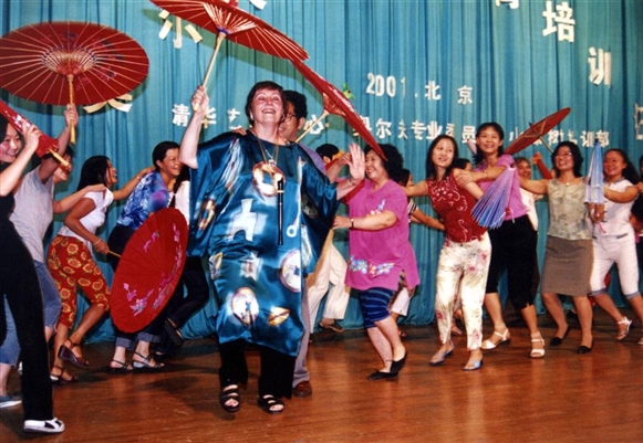 2001年在清華舉辦的培訓班上，美國前orff協會主席朱迪.邦德博士Judith。 Bond與學員共同即興跳《傘舞》Judy Bond Tsinghua University 2000.jpg