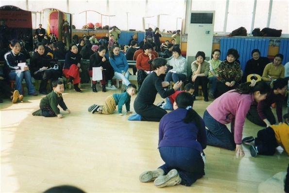2003年艾莉森 早期音樂教育講學 Alison in Beijing 2003.jpg