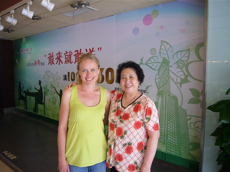 2009年陳淑儀和卡提亞合影.jpg